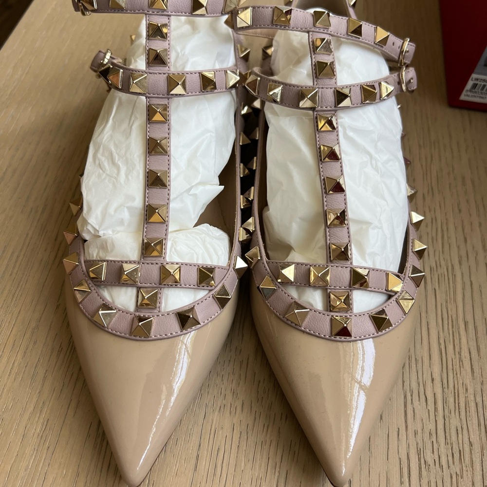 Brand New Valentino Garavani rockstud flats Beige